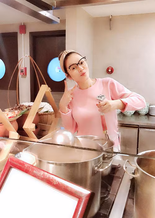 Tuy nhiên, trở về nhà, người đẹp cũng như bao cô gái bình thường khác thỏa mái mặc trang phục đơn giản để làm những công việc như nấu nướng, cắm hoa.