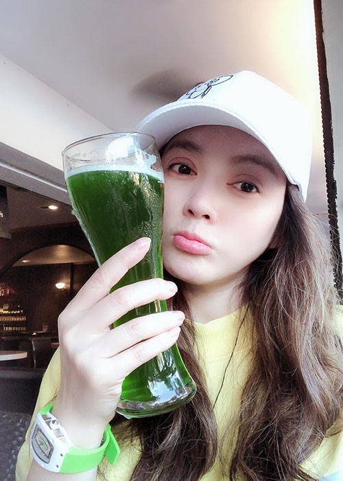 Người đẹp có nhiều năm lăn lội trong showbiz nhưng điều đó không khiến cô đánh mất tâm hồn trẻ trung.