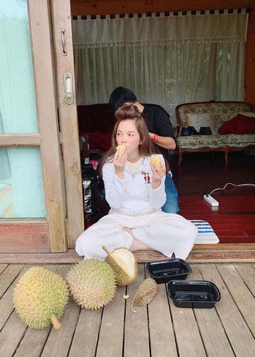 Khoảnh khắc ăn sầu riêng của Lý Nhã Kỳ khiến người hâm mộ cảm thấy gần gũi với thần tượng của mình.