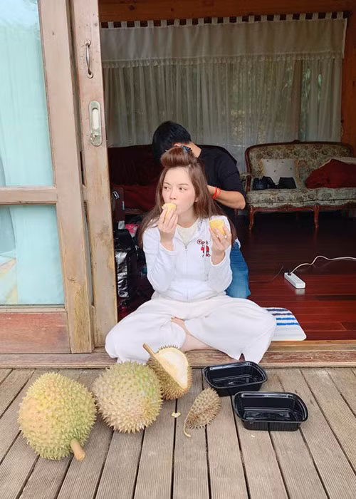 Khoảnh khắc ăn sầu riêng của Lý Nhã Kỳ khiến người hâm mộ cảm thấy gần gũi với thần tượng của mình.