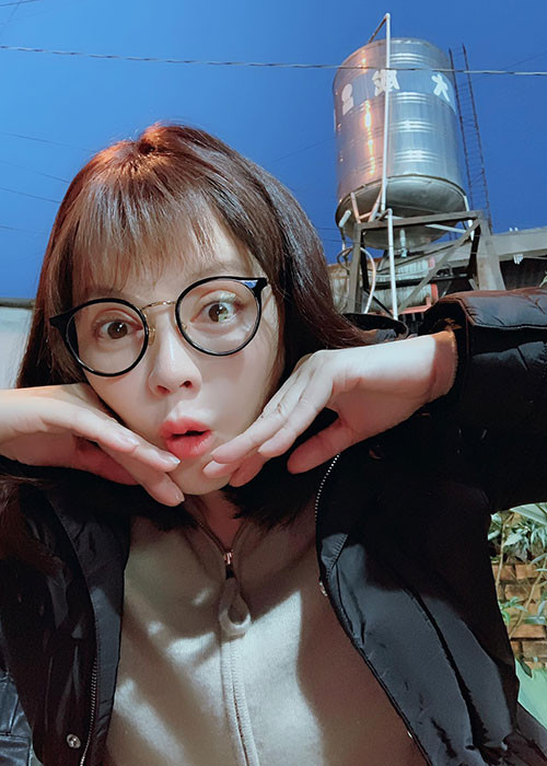 Ít mỹ nhân Việt có thể bì kịp với Lý Nhã Kỳ về độ nhí nhảnh.