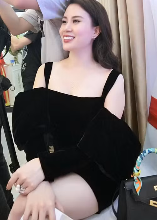 Sau khi kết hôn vào năm 2017, bà xã của Thành Trung ngày càng đẹp mặn mà, quyến rũ.