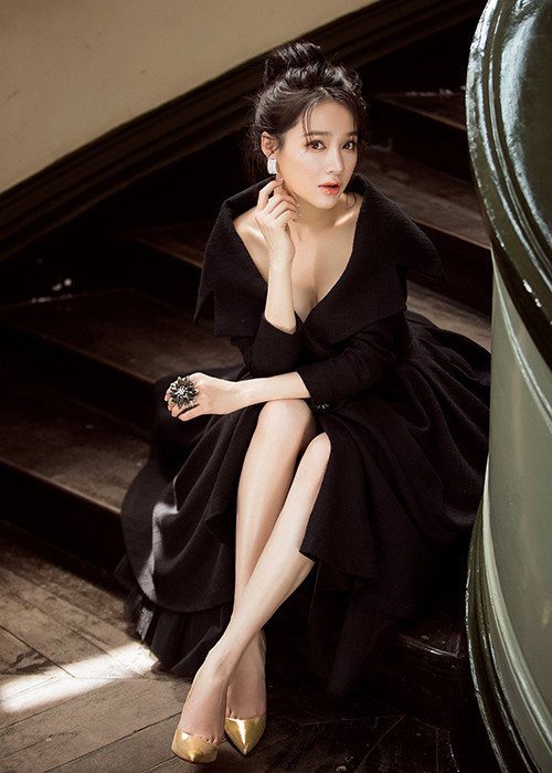 Nhã Phương sở hữu số đo 3 vòng gợi cảm, gương mặt trẻ trung.