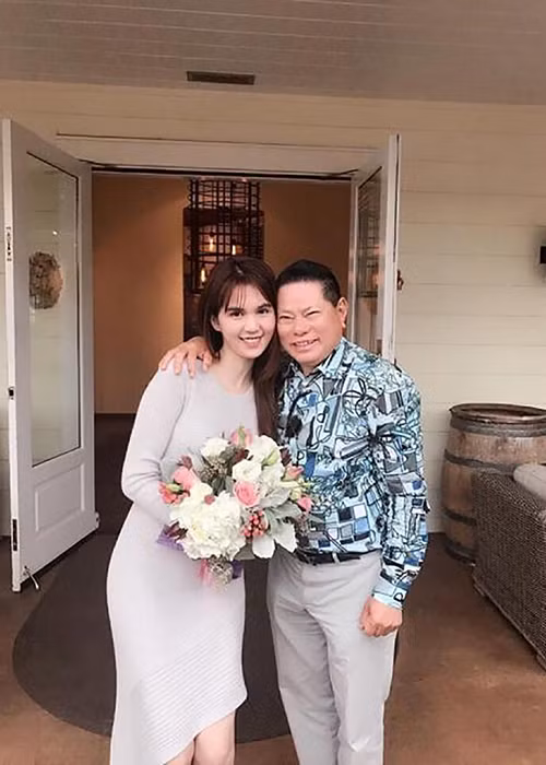 Ngọc Trinh là bạn gái chính thức của Hoàng Kiều từ cuối năm 2016 đến đầu năm 2017.