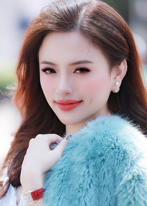 Tình cũ tin đồn của Hoàng Kiều sở hữu gương mặt xinh đẹp, vóc dáng quyến rũ. Được biết, Ngô Lan Anh từng giành danh hiệu Người đẹp biển và Người đẹp được yêu thích nhất tại cuộc thi Người đẹp TP HCM qua ảnh 2014.