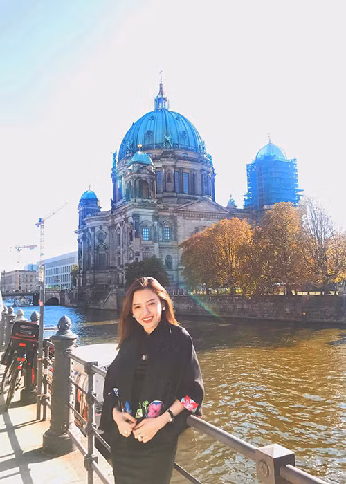 Hiện, Ngô Lan Anh tập trung kinh doanh thay vì sân ca hát, phim ảnh như ý định ban đầu.