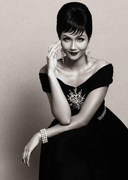 Đương kim Hoa hậu Hoàn vũ Thế giới Catriona Gray được cho là đối thủ đáng gờm nhất của H'hen Niê trong cuộc đua "Hoa hậu của các hoa hậu năm 2018".