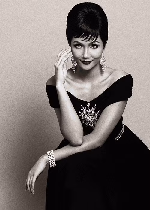 Đương kim Hoa hậu Hoàn vũ Thế giới Catriona Gray được cho là đối thủ đáng gờm nhất của H'hen Niê trong cuộc đua "Hoa hậu của các hoa hậu năm 2018".