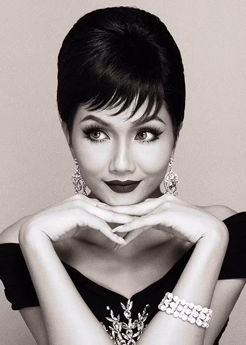 Trước đó, ở cuộc đua "Hoa hậu đẹp nhất thế giới 2018" do Missosology tổ chức, H'hen Niê giành chiến thắng trong khi đó Catriona Gray không có tên trong cuộc đua vì từng về nhất cuộc đua này ở mùa giải năm 2016.