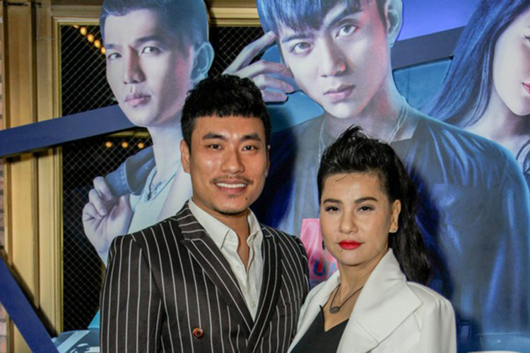 Tối ngày 9/1, Cát Phượng - Kiều Minh Tuấn sánh đôi tình tứ đến dự buổi mắt phim của Soobin Hoàng Sơn. Ảnh: Saostar