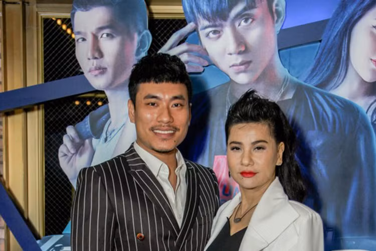 Tối ngày 9/1, Cát Phượng - Kiều Minh Tuấn sánh đôi tình tứ đến dự buổi mắt phim của Soobin Hoàng Sơn. Ảnh: Saostar