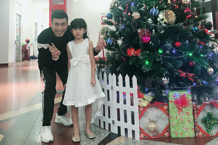 Cách đây không lâu, Kiều Minh Tuấn mở lại trang cá nhân đồng thời đăng ảnh bên cháu gái và không hề đả động đến ồn ào đời tư. Ảnh: FBNV