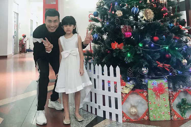 Cách đây không lâu, Kiều Minh Tuấn mở lại trang cá nhân đồng thời đăng ảnh bên cháu gái và không hề đả động đến ồn ào đời tư. Ảnh: FBNV