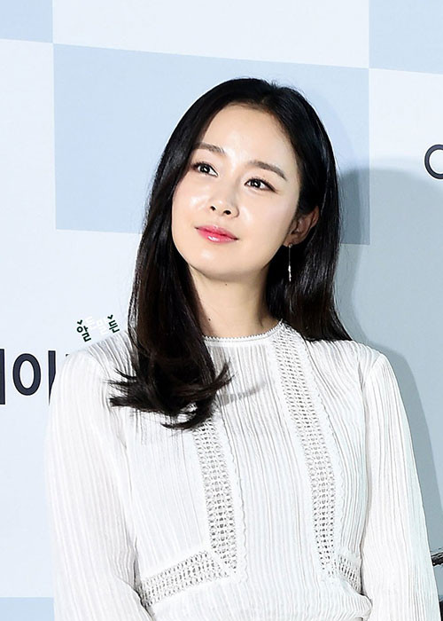 Hơn Song Hye Kyo một tuổi, Kim Tae Hee nổi tiếng và xinh đẹp không kém cạnh đàn em. Ảnh: Twitter