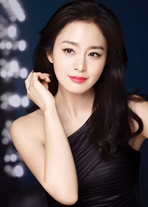Kim Tae Hee sinh con được 2 tháng đã tái xuất với vẻ ngoài thon gọn. Hiện tại, người đẹp sống hạnh phúc bên Bi Rain. Ảnh: Naver