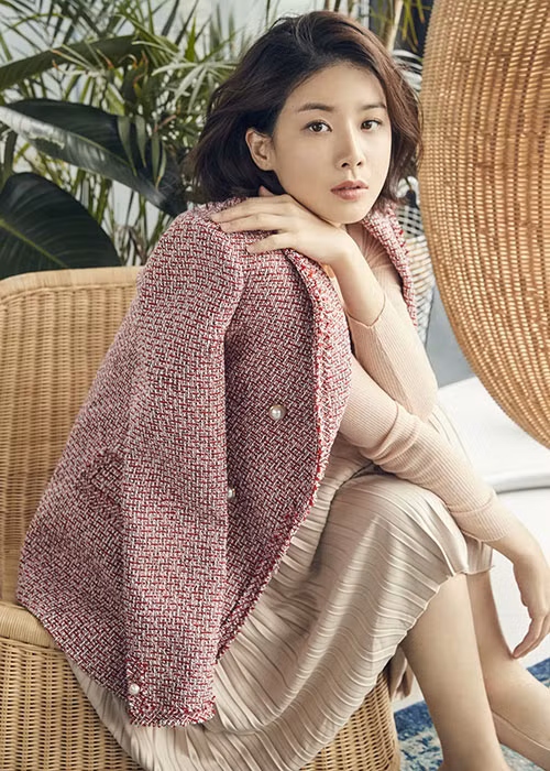 Không trẻ đẹp như thời con gái, Lee Bo Young đằm thắm khi trở thành vợ, làm mẹ của hai nhóc tỳ. Ảnh: TVN