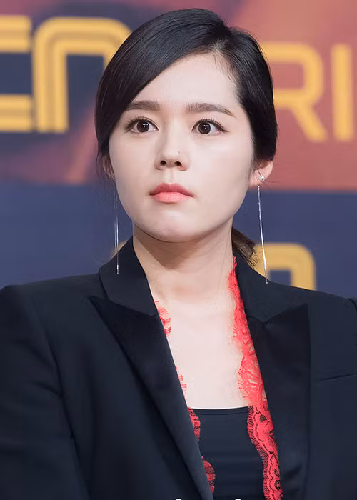 Han Ga In năm nay 37 tuổi, là vợ của nam diễn viên Yeon Jung Hoon. Hiện tại, cặp vợ chồng này có 1 con chung. Ảnh: Topstars
