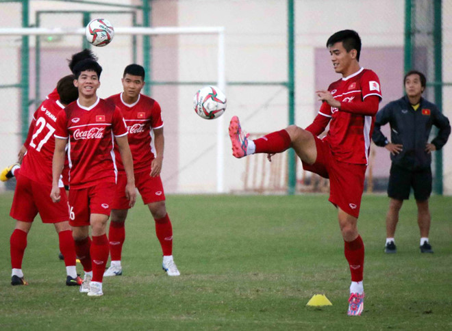 Văn Toàn và Trọng Hoàng trở lại giúp HLV Park Hang-seo có trong tay lực lượng mạnh nhất. Ông Park sẽ theo dõi tình hình sức khỏe các cầu thủ trước khi chốt danh sách 23 cầu thủ, 1 ngày trước thời điểm ra quân của tuyển Việt Nam ở Asian Cup 2019 - hôm 8/1.