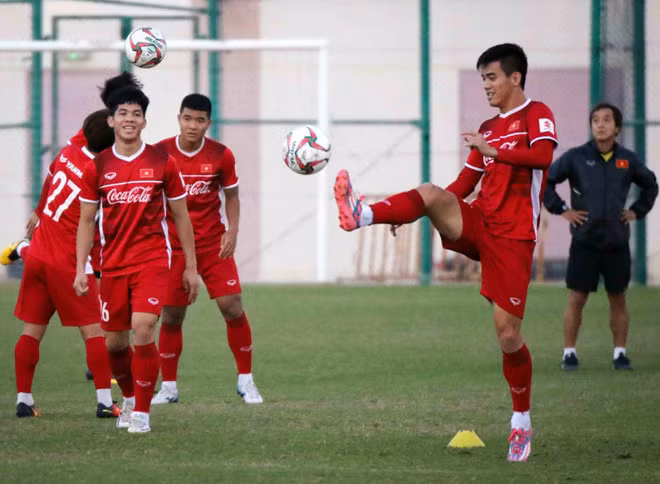 Văn Toàn và Trọng Hoàng trở lại giúp HLV Park Hang-seo có trong tay lực lượng mạnh nhất. Ông Park sẽ theo dõi tình hình sức khỏe các cầu thủ trước khi chốt danh sách 23 cầu thủ, 1 ngày trước thời điểm ra quân của tuyển Việt Nam ở Asian Cup 2019 - hôm 8/1.
