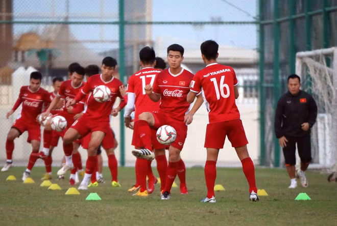 Trước Trọng Hoàng, một cầu thủ quan trọng khác là Văn Toàn cũng đã bình phục hoàn toàn, thậm chí ra sân trong trận giao hữu với Philippines hôm 31/12 vừa rồi. Văn Toàn là phương án đột biến tốt nhất từ ghế dự bị của HLV Park Hang-seo. Lần gần nhất Toàn vào sân là ở trận gặp Myanmar tại vòng bảng AFF Cup 2018.
