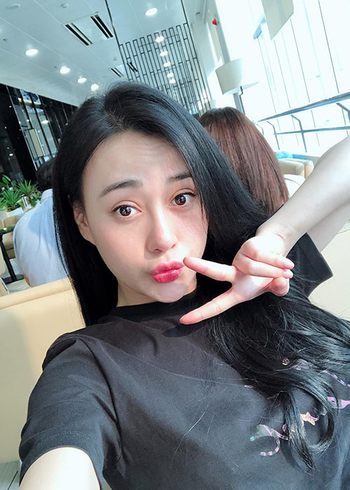 "Tôi đến với nghệ thuật bằng cái "duyên" và đang cống hiến bằng cái "tâm". Chứ vốn chưa từng nghĩ làm nghề để làm giàu nhé", Phương Oanh chia sẻ.