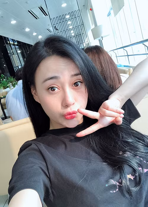 "Tôi đến với nghệ thuật bằng cái "duyên" và đang cống hiến bằng cái "tâm". Chứ vốn chưa từng nghĩ làm nghề để làm giàu nhé", Phương Oanh chia sẻ.