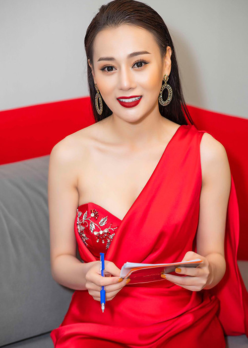 Nữ diễn viên có gu thời trang trẻ trung, sành điệu nhưng không kém phần gợi cảm ở đời thường lẫn sự kiện.