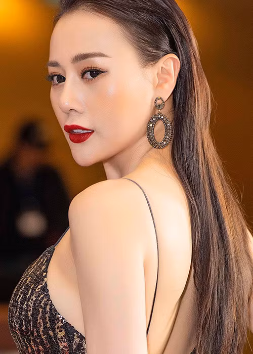 Không chỉ xinh đẹp, Phương Oanh còn ngày càng quyến rũ. Ảnh: Như Hoàn