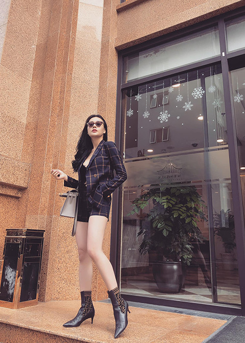 Hình ảnh Phương Oanh khéo khoe đôi chân dài quyến rũ ngoài đời.