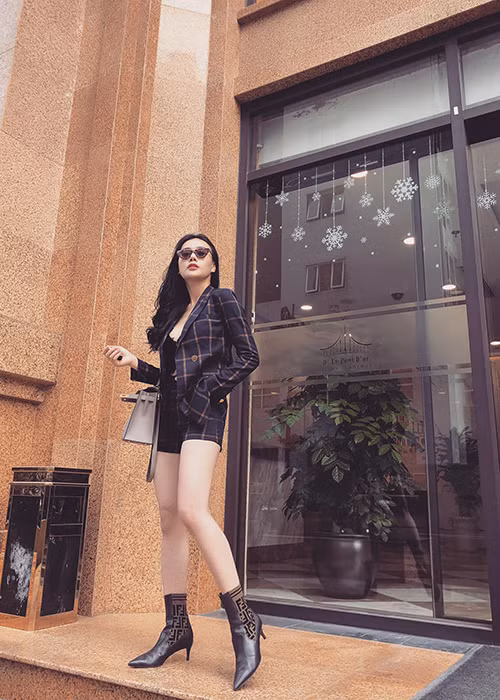 Hình ảnh Phương Oanh khéo khoe đôi chân dài quyến rũ ngoài đời.