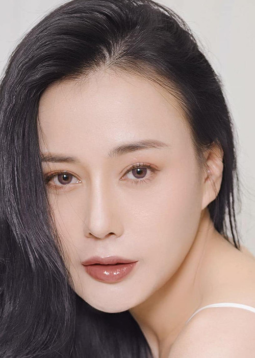 Vì cảm thấy tự ti trong lúc ghi hình nên Phương Oanh đã tìm đến phẫu thuật thẩm mỹ để cải thiện nhan sắc.