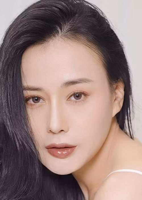 Vì cảm thấy tự ti trong lúc ghi hình nên Phương Oanh đã tìm đến phẫu thuật thẩm mỹ để cải thiện nhan sắc.