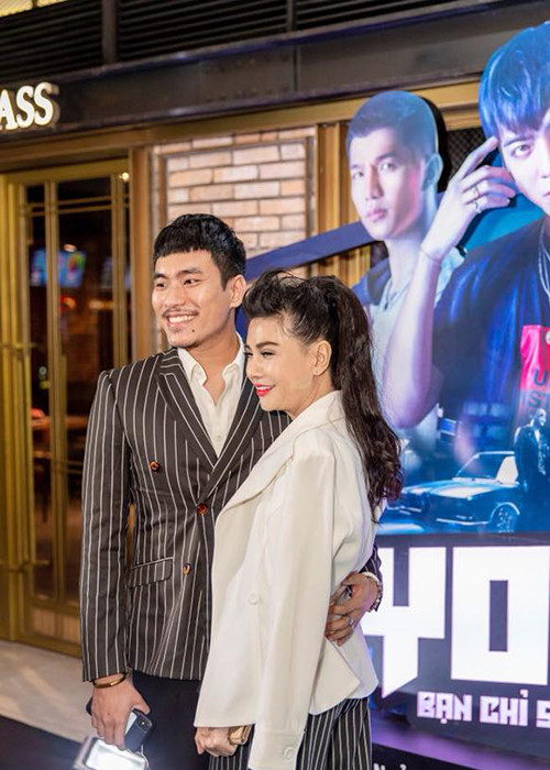 Khá thoải mái lộ diện trước công chúng nhưng cặp đôi lệch tuổi không hề đả động đến ồn ào cũng như từ chối mọi câu hỏi của báo chí truyền thông khi xuất hiện tại sự kiện.