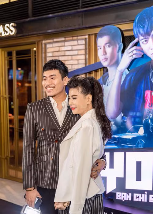 Khá thoải mái lộ diện trước công chúng nhưng cặp đôi lệch tuổi không hề đả động đến ồn ào cũng như từ chối mọi câu hỏi của báo chí truyền thông khi xuất hiện tại sự kiện.