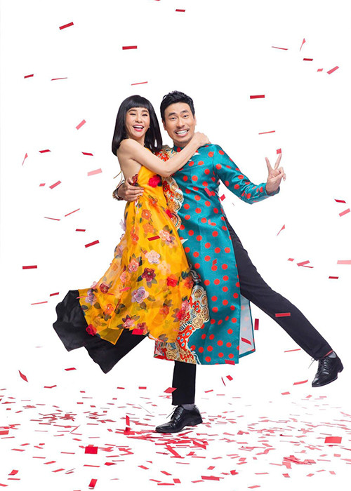 Cặp đôi diện áo dài, không ngại dành cho nhau những cử chỉ thân mật.