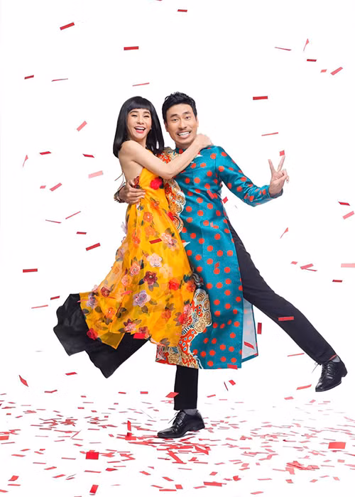 Cặp đôi diện áo dài, không ngại dành cho nhau những cử chỉ thân mật.