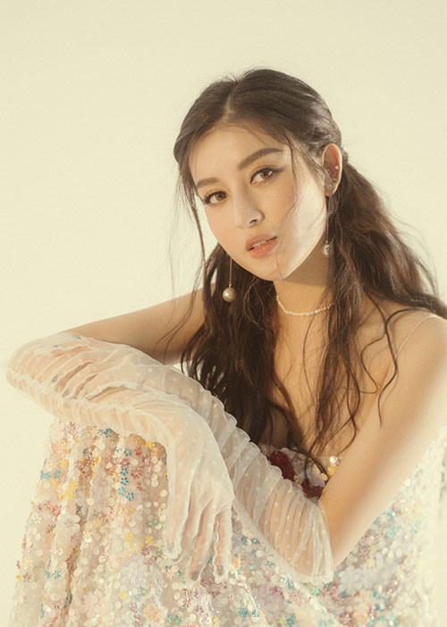 Huyền My cho hay cô còn suy nghĩ trong chuyện trong công việc nên thử sức ở lĩnh vực nào. Ảnh: Saostar