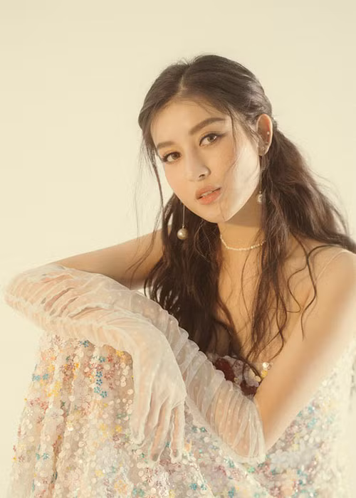 Huyền My cho hay cô còn suy nghĩ trong chuyện trong công việc nên thử sức ở lĩnh vực nào. Ảnh: Saostar