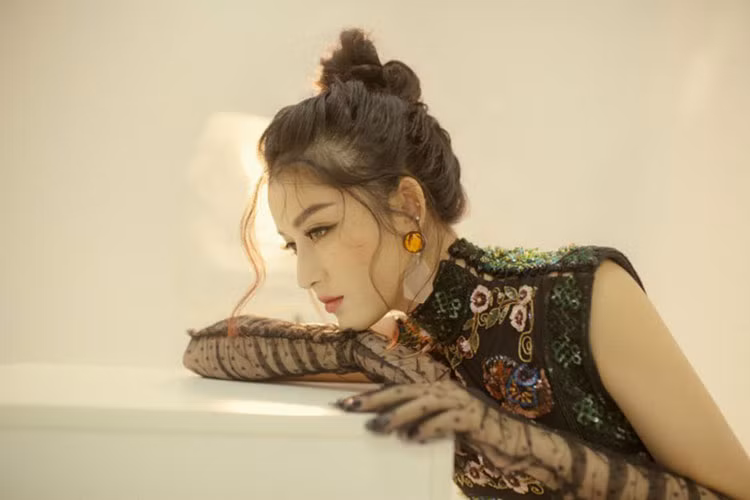 Từng thổ lộ mong muốn lập gia đình ở tuổi 20, Huyền My chia sẻ chuyện tình cảm và cưới xin còn là do duyên số. Ảnh: Saostar