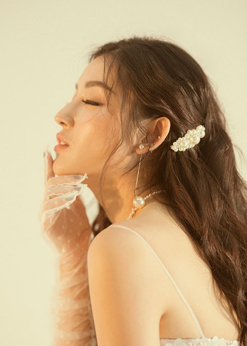 Vì sợ bị chê một màu, người đẹp sinh năm 1995 luôn nỗ lực thử nghiệm những phong cách mới. Ảnh: Ngôi sao