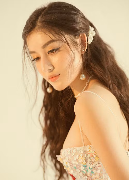 Trong bộ ảnh mới, Huyền My khoe vòng một căng đầy khiến người đối diện khó rời mắt. Ảnh: Ngôi sao