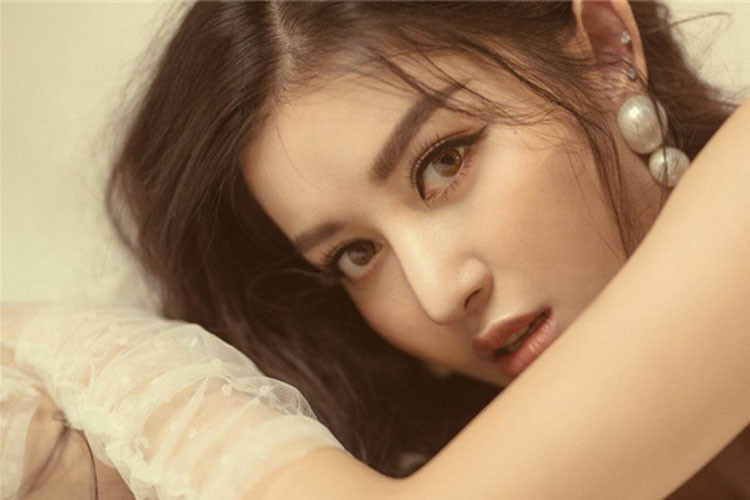 Đầu năm mới, Á hậu Huyền My đã gây chú ý khi tung loạt ảnh gợi cảm đón chào tuổi 24. Ảnh: Doanh nghiệp Việt Nam