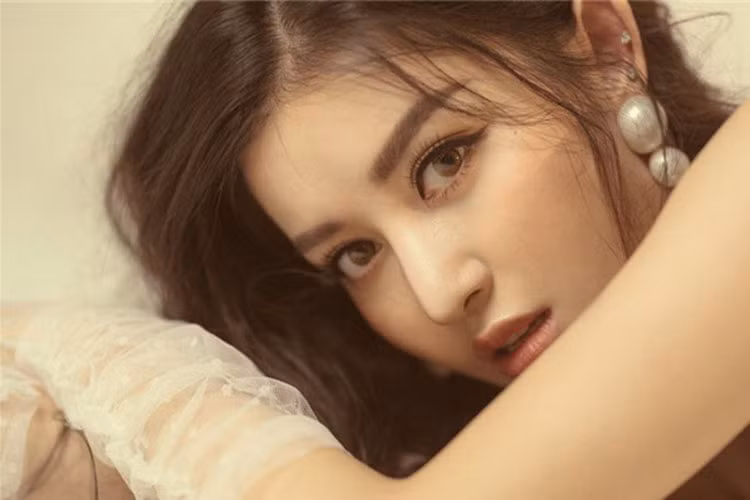 Đầu năm mới, Á hậu Huyền My đã gây chú ý khi tung loạt ảnh gợi cảm đón chào tuổi 24. Ảnh: Doanh nghiệp Việt Nam