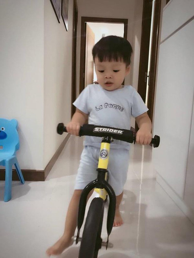 Sau khi chia tay, Dương Cẩm Lynh phải sống tằn tiện, tiết kiệm hơn để lo cho con: "Lúc trước tôi mua sắm không phải suy nghĩ còn bây giờ tôi tính toán mọi thứ rõ ràng. Tôi không còn mê đồ hiệu nữa. Tôi nỗ lực làm việc chăm chỉ gấp 5, gấp 10 ngày xưa vì bây giờ phải bắt đầu lại từ hai bàn tay trắng" - cô chia sẻ với báo giới.