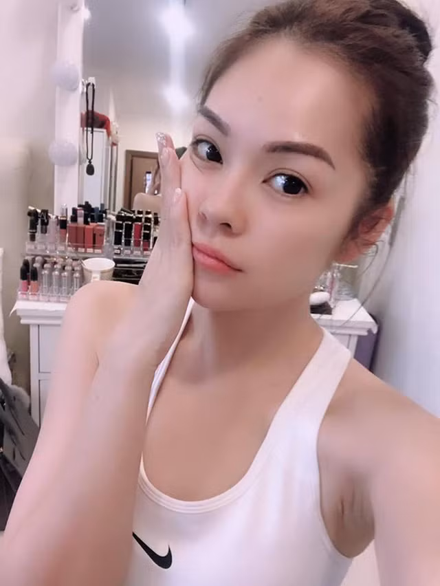 Bàn trang điểm với đủ loại mỹ phẩm là thứ không thể thiếu đối với một người làm nghệ thuật như Lynh.