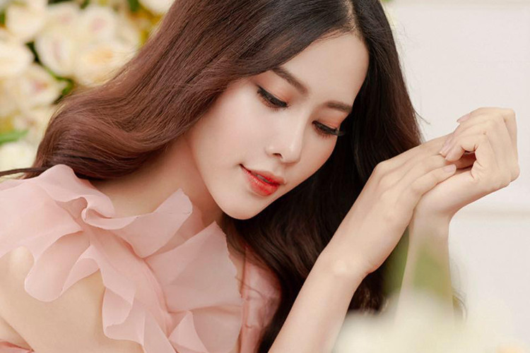 Năm 2018, trong talkshow "Một tiếng kể hết", Nam Em bất ngờ thừa nhận từng có tình cảm "nhẹ nhàng" với tình cũ tin đồn của Hà Hồ.