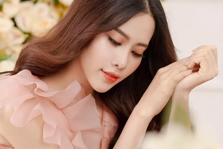 Năm 2018, trong talkshow "Một tiếng kể hết", Nam Em bất ngờ thừa nhận từng có tình cảm "nhẹ nhàng" với tình cũ tin đồn của Hà Hồ.