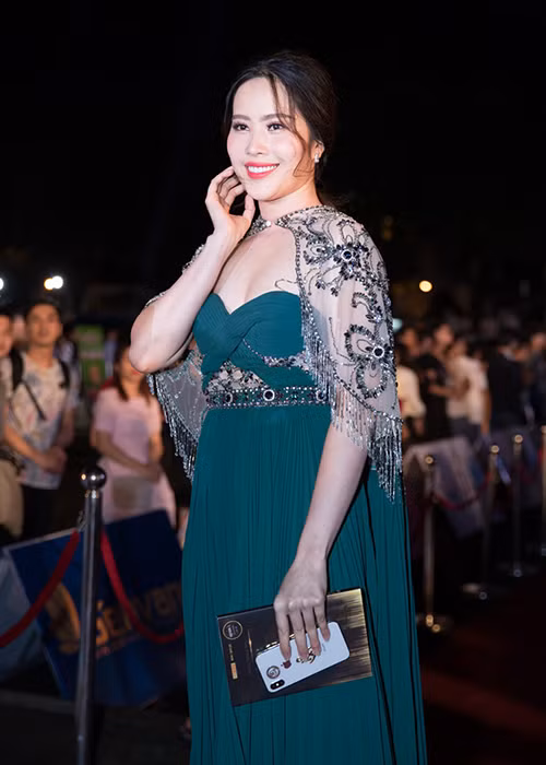 Sau scandal với Trường Giang, Nam Em khiến fan lo lắng với những hành động bất thường cùng ngoại hình tăng cân vì ăn uống không kiểm soát. Ảnh: Zing