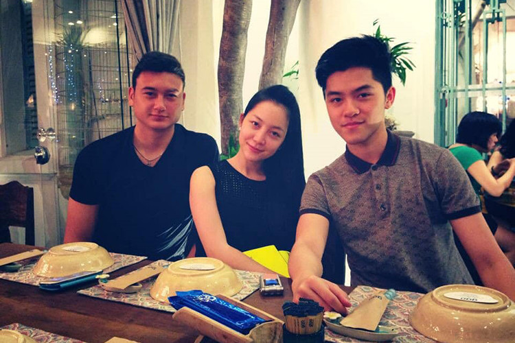 Ngược lại, theo lời kể nghệ sĩ Đặng Hùng - bố của Linh Nga, Văn Lâm thần tượng chị gái Linh Nga. Ảnh: Zing