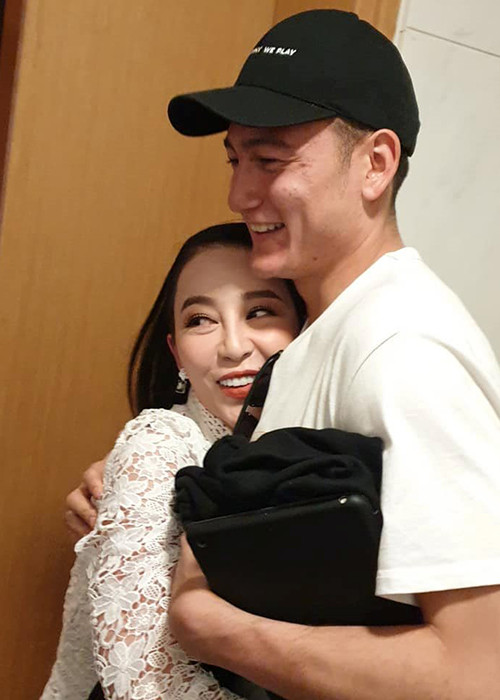 Nữ diễn viên múa ôm Đặng Văn Lâm trước khi anh tập trung đội tuyển dự Asian Cup 2019. Ảnh: Zing